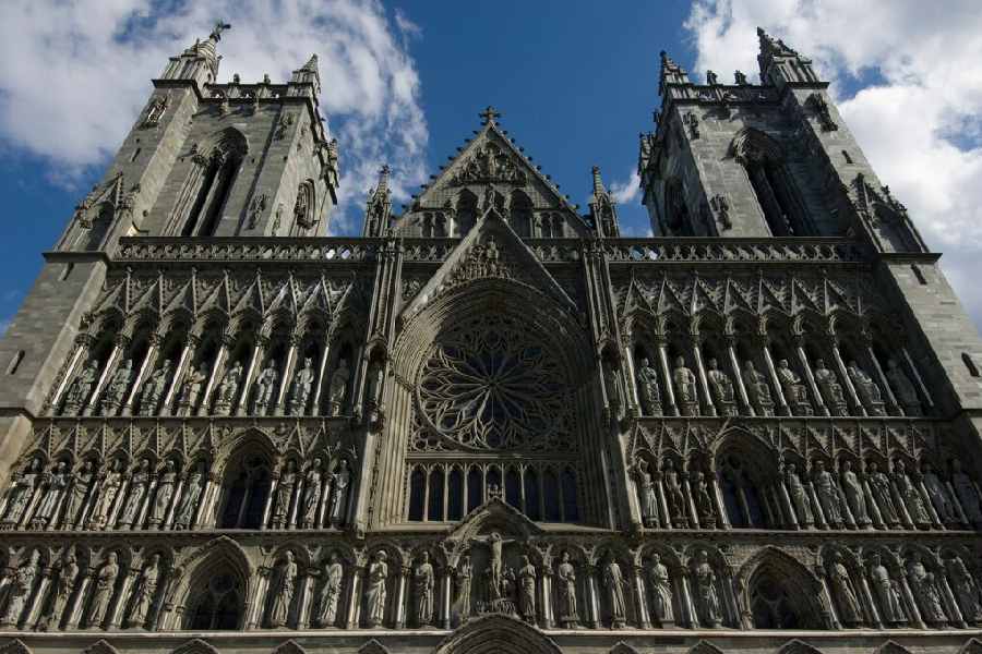 Prachtige voorgevel van de Nidaros Kathedraal Prachtige voorgevel van de Nidaros Kathedraal