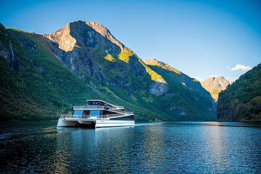 Bootje in de Naer&oslash;yfjorden tijdens de excursie Noorwegen in een Notendop
