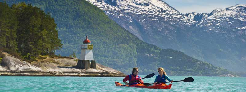 Kajakken op de fjord in Noorwegen, prima te doen tijdens een vakantie in corona-tijd