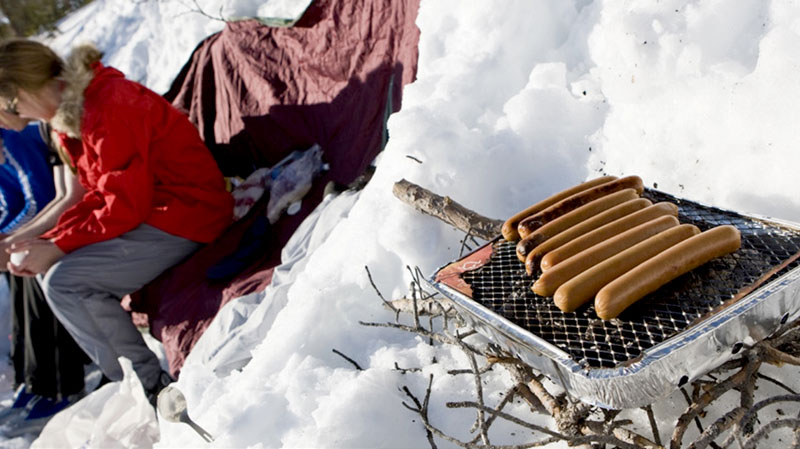 Worstjes grillen langs de pistes