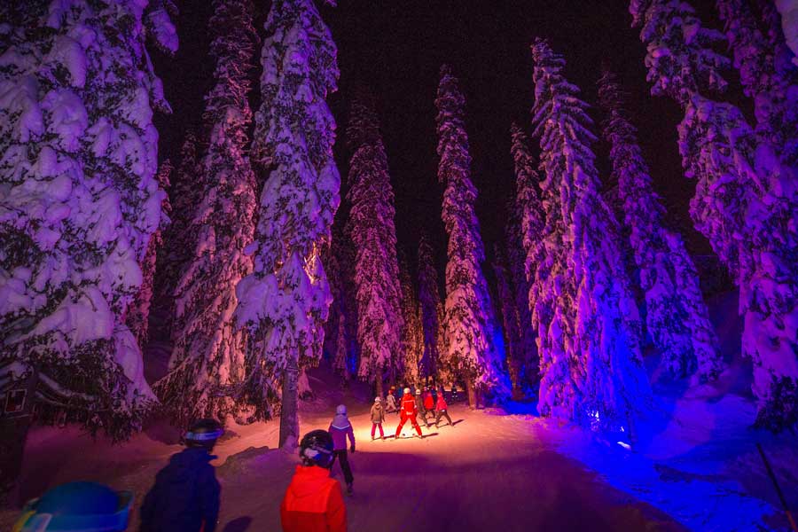 Spannend avontuur voor de kids, avondskiën door het bos bij Valletorget