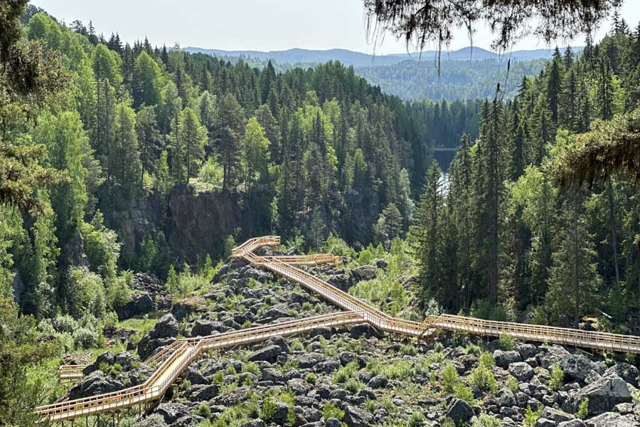 Geopark houten planken pad naar waterval Döda fallet