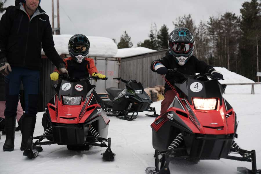 Kinderen op mini sneeuwscooters in Sälen