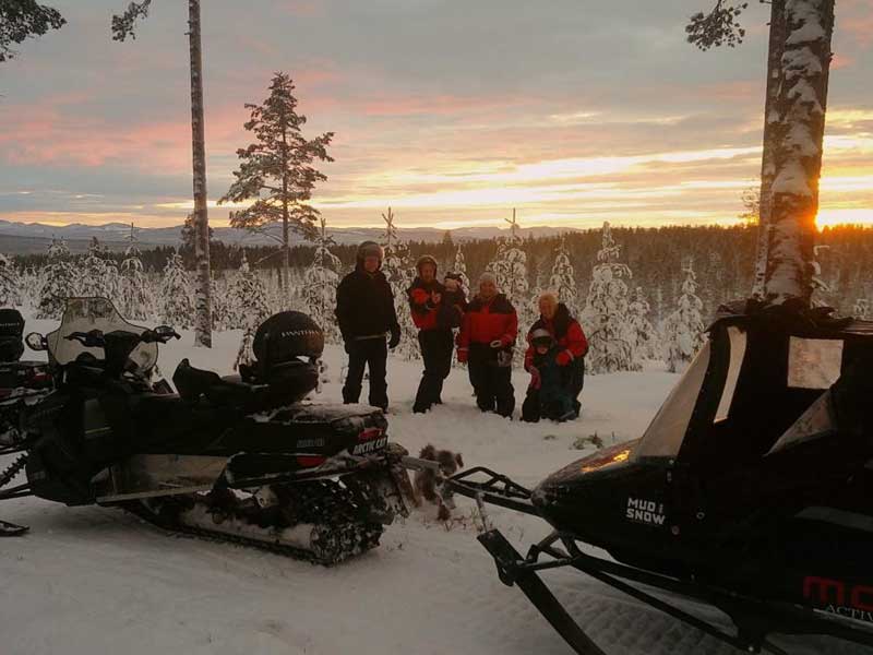 Sneeuwscootersafari Familietocht - 2,5 uur Stöten, Zweden