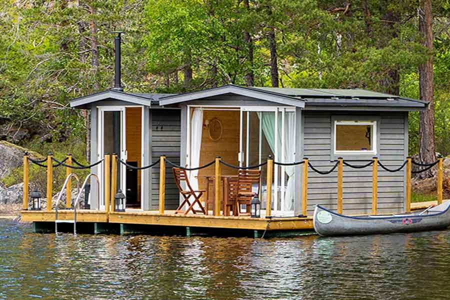Floatingcabins vanaf het meer bij Sommarhagen in Boxholm in Zweden 