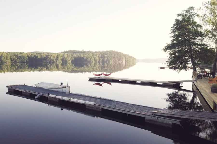 Het meer bij Naas Fabriker Hotel in Zweden