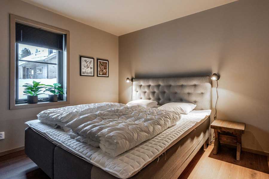 Slaapkamer met een tweepersoonsbed in een Fjällvidd chalet