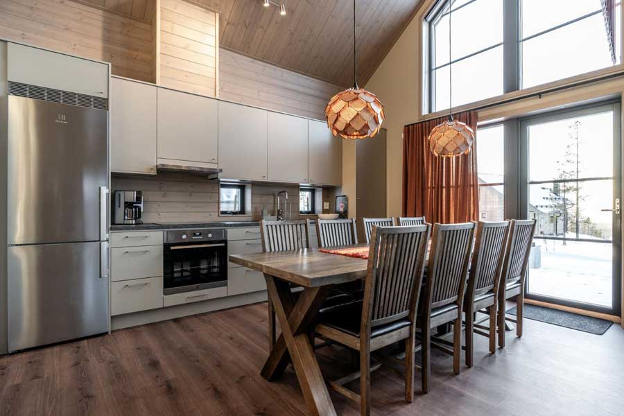 Eethoek en keuken in een Fjällvidd chalet