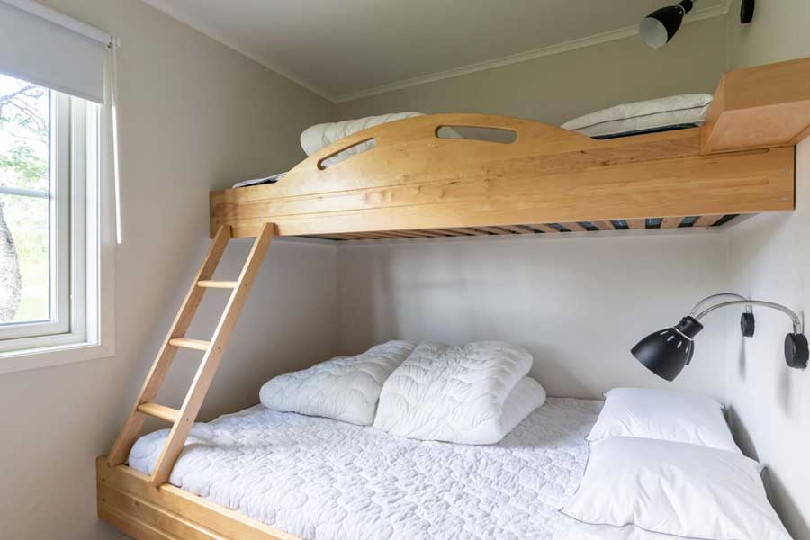 Slaapkamer met een tweepersoonsbed in een Västbyn chalet