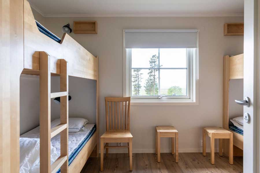 Slaapkamer met twee stapelbedden in een Västbyn chalet