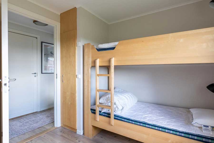 Slaapkamer met twee stapelbedden in een Västbyn chalet