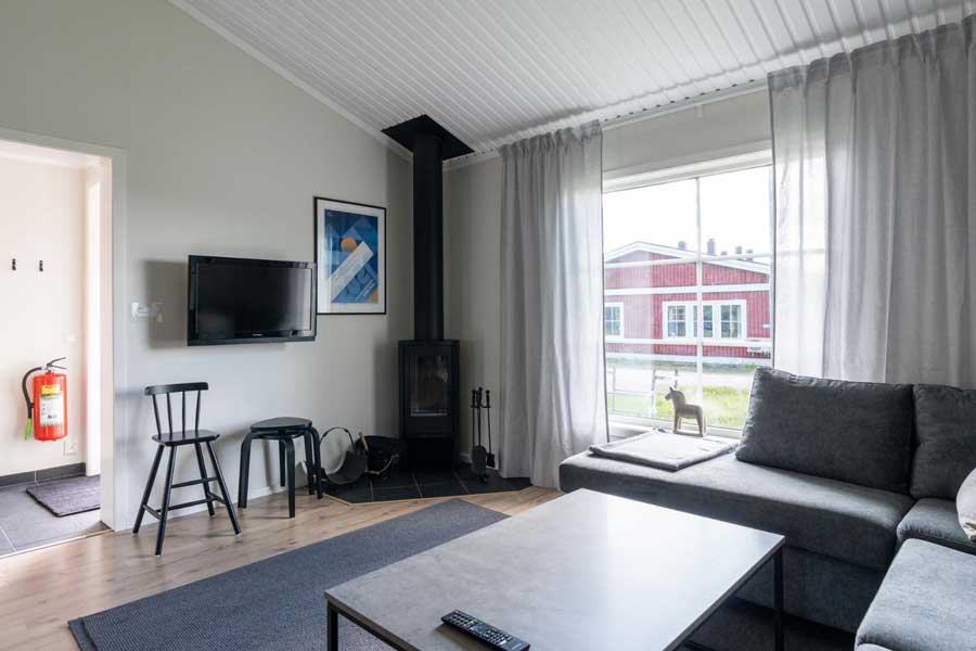 Woonkamer met een houtkachel in een Västbyn chalet