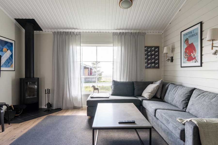 Woonkamer met een houtkachel in een Västbyn chalet