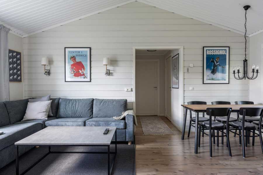 Woonkamer en eethoek in een Västbyn chalet
