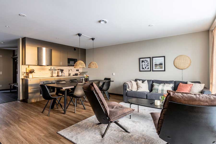Eethoek en woonkamer in een appartement van Parkbyn