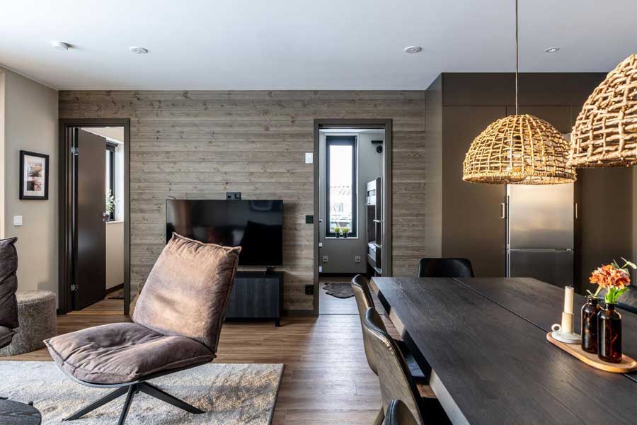 Woonkamer met televisie in een appartement van Parkbyn