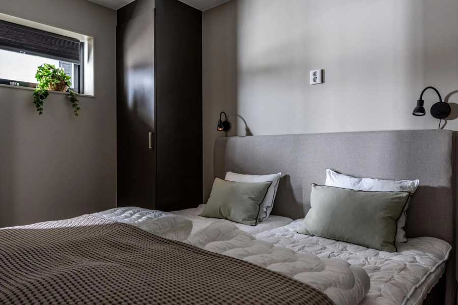Slaapkamer met een tweepersoonsbed in een appartement van Parkbyn