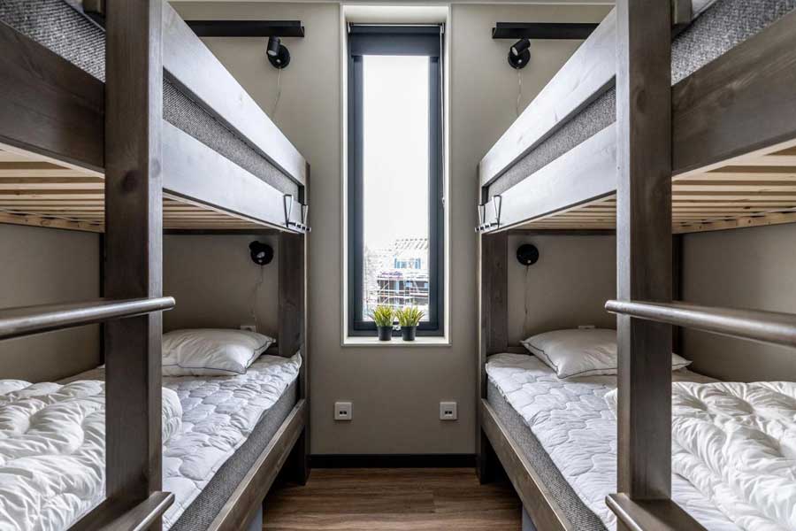 Slaapkamer met twee stapelbedden in een appartement van Parkbyn