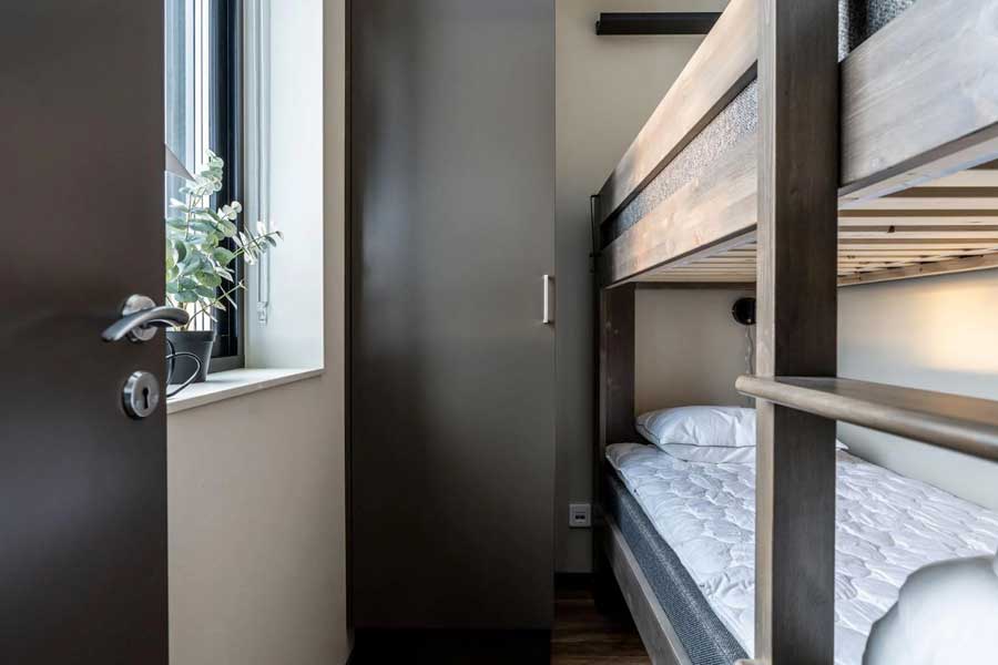 Slaapkamer met een stapelbed in een appartement van Parkbyn