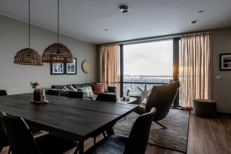 Eethoek en woonkamer in een appartement van Parkbyn