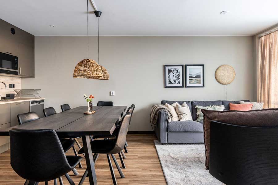 Eethoek en woonkamer in een appartement van Parkbyn