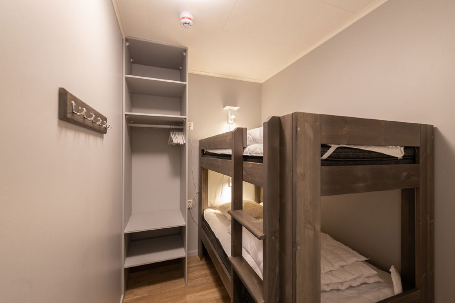 Slaapkamer met stapelbed in Hotel Kurbits, Kläppen