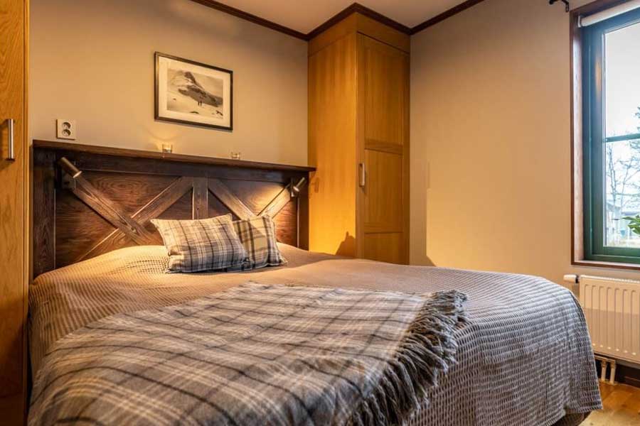 Slaapkamer met een tweepersoonsbed in een Ski Lodge Village appartement