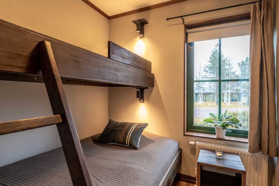 Slaapkamer met een stapelbed in een Ski Lodge Village appartement