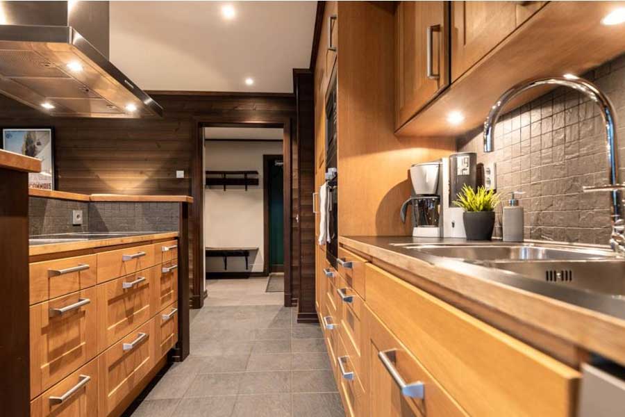 Keuken met kookeiland in een Ski Lodge Village appartement
