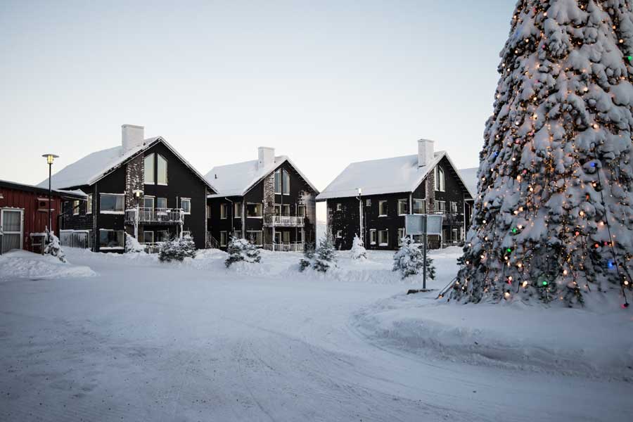 Clüwerbyn appartementen in de sneeuw, gezien van voren