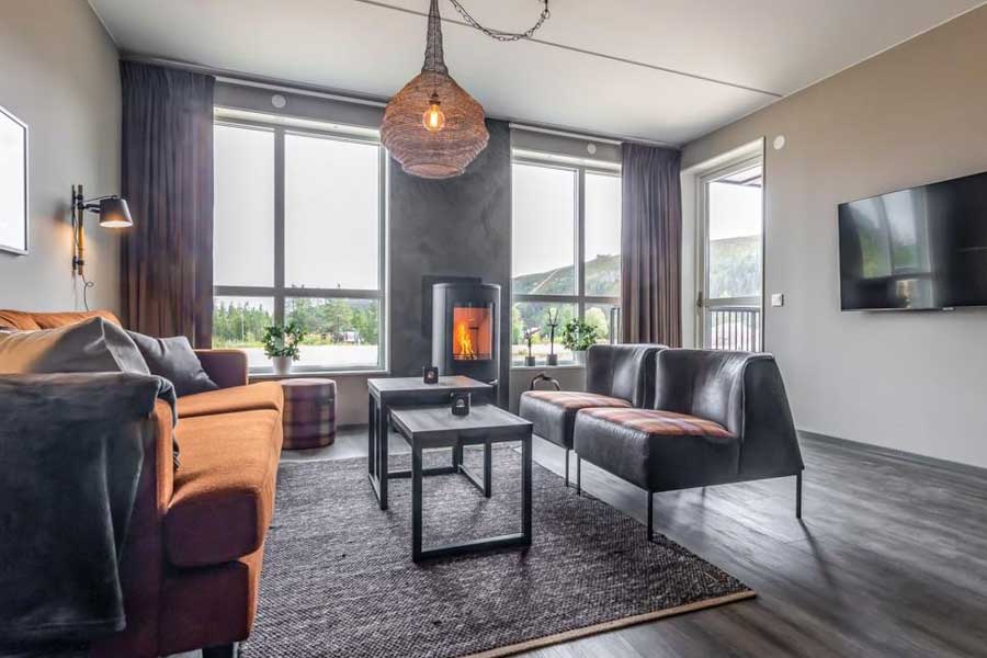 Woonkamer met houtkachel in Solbacken View