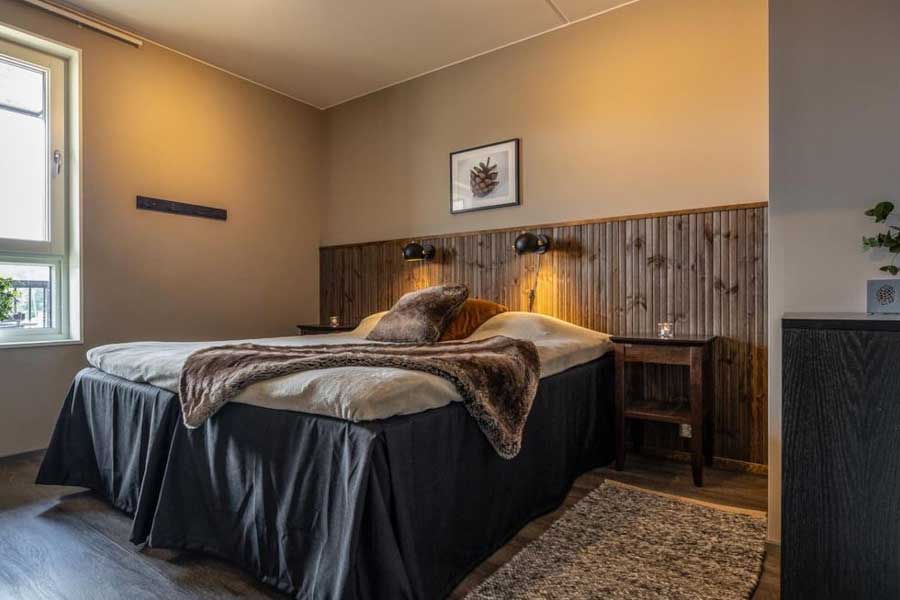 Slaapkamer met tweepersoonsbed in Solbacken View