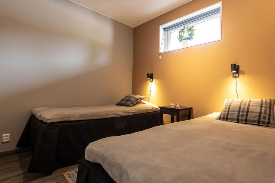 Slaapkamer met twee losse bedden in Solbacken View