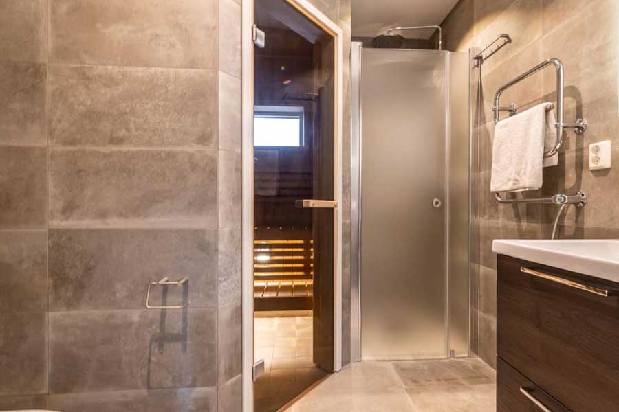 Badkamer met sauna in Solbacken Village