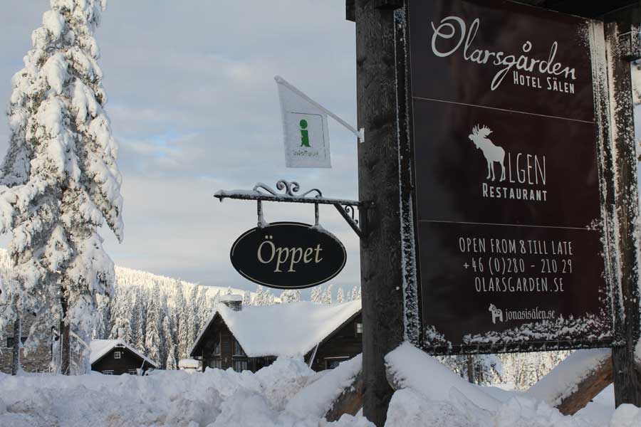 Welkomstbord van Olarsgården langs de weg in Sälen