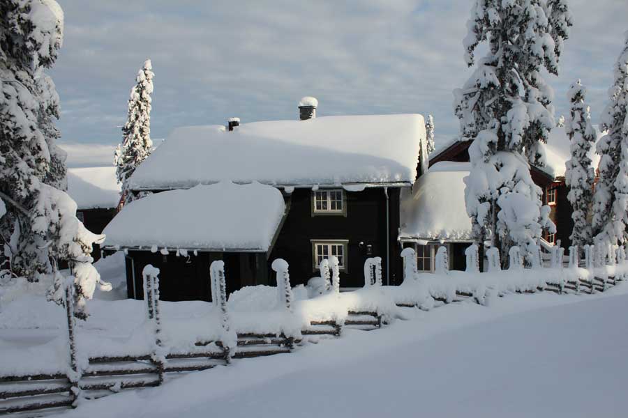 Slåtterstugan vanaf de voorkant in de sneeuw