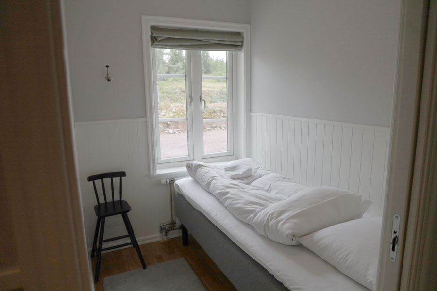 Slaapkamer met los bed
