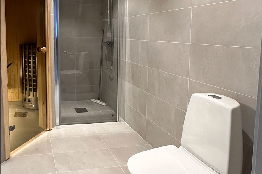 Badkamer met sauna in een Dalaviste appartement