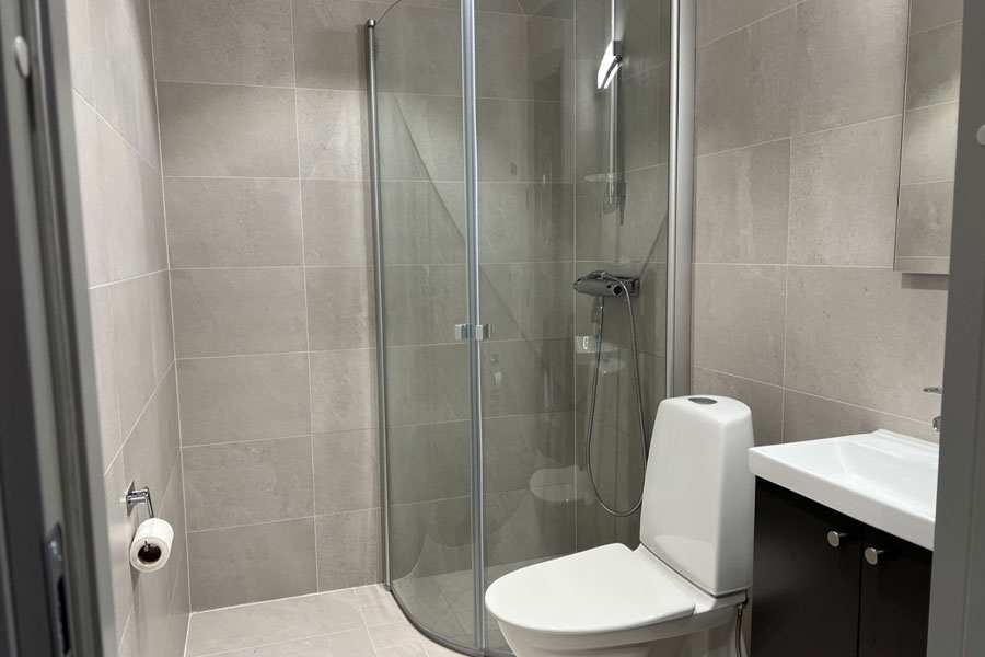 Badkamer met douche en toilet in een Dalaviste appartement
