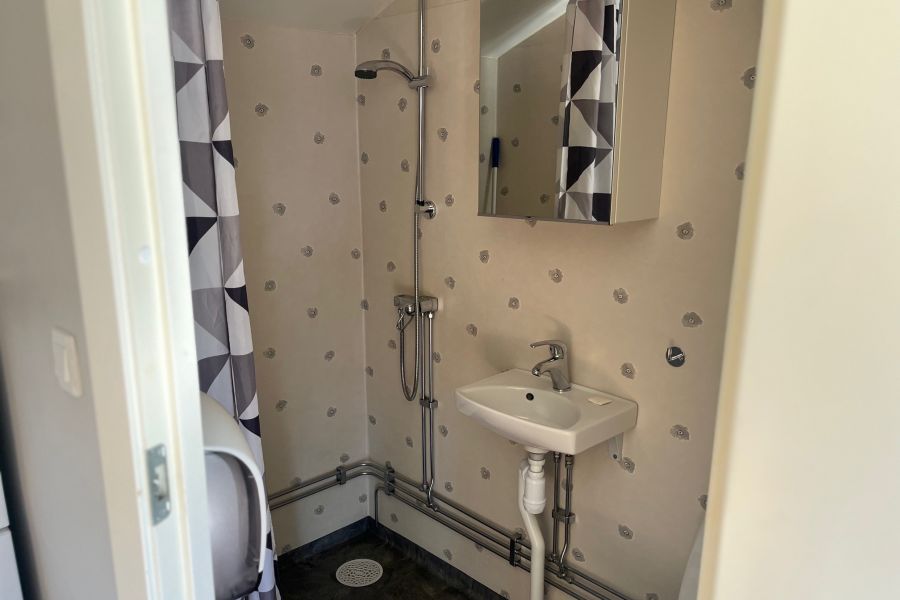 4 bed cabin galo havsbad badkamer