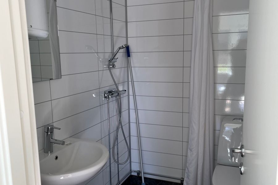 6 bed cabin galo havsbad badkamer
