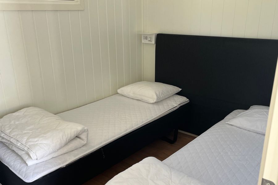 6 bed cabin galo havsbad slaapkamer 1