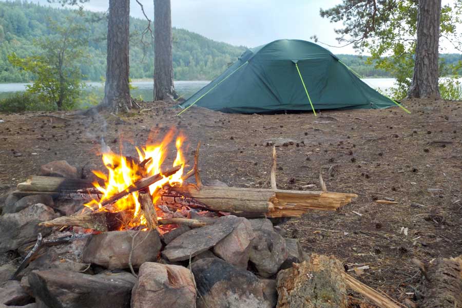 Going North tent met kampvuur