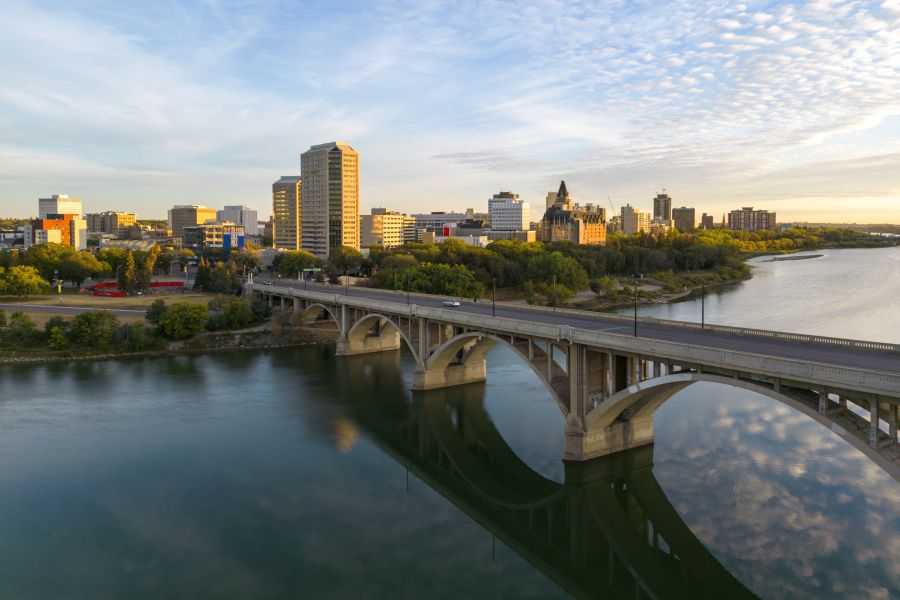 Uitzicht over de skyline van Saskatoon in Saskatchewan in Canada.
