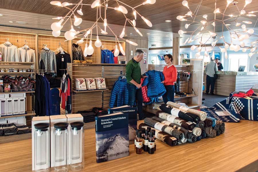 Boord winkel aan boord bij Hurtigruten