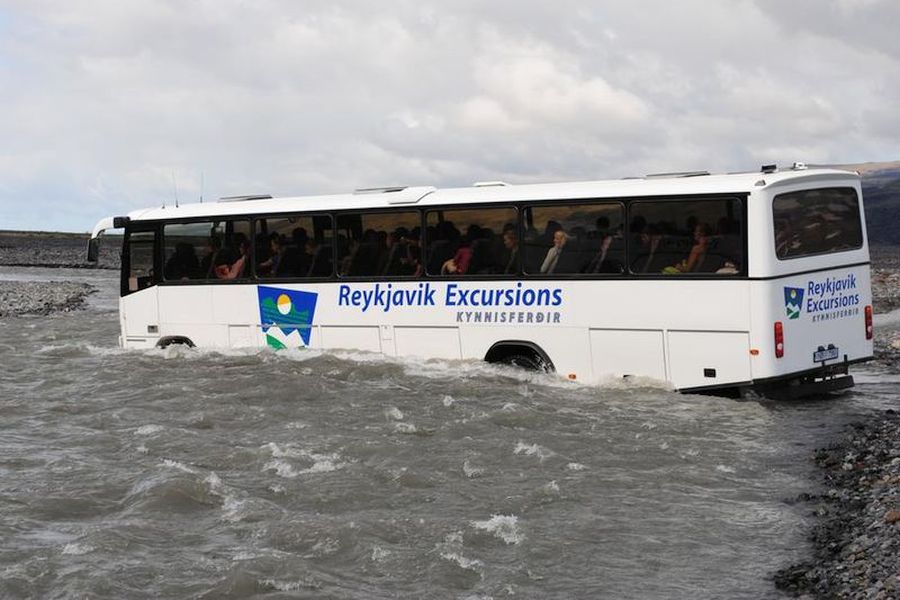 4x4 Bus 4x4 Bus Highlands IJsland steekt rivier over