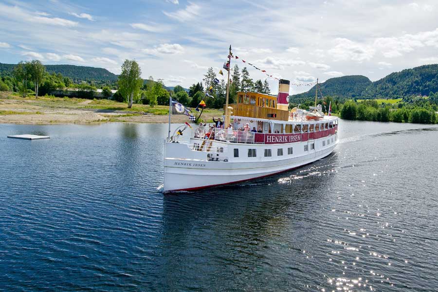 M/S Henrik Ibsen meets M/S Victoria op het Telemark Kanaal