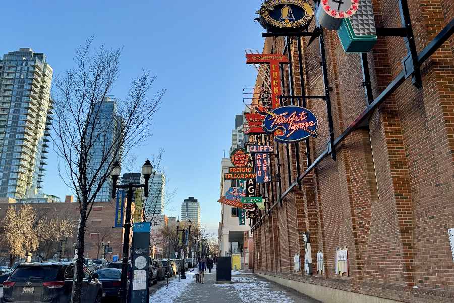 Felgekleurde uithangbordjes bij het Neon Sign Museum in Edmonton