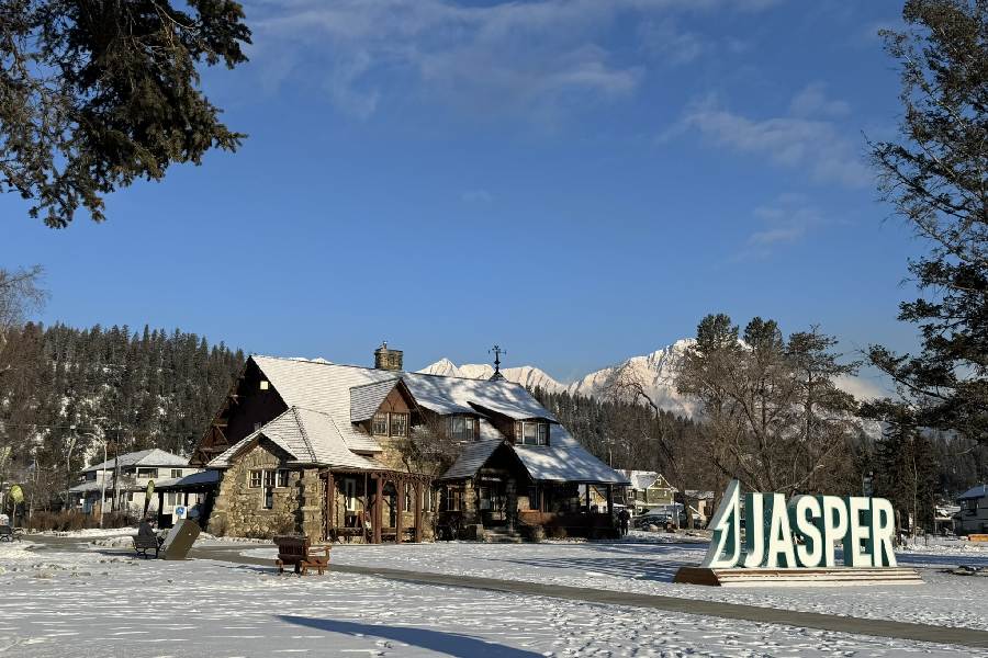 mooi gebouwtje in het centrum van Jasper met de bergen op de achtergrond