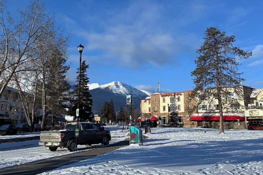 Downtown Jasper met een laagje sneeuw in de stralende zon